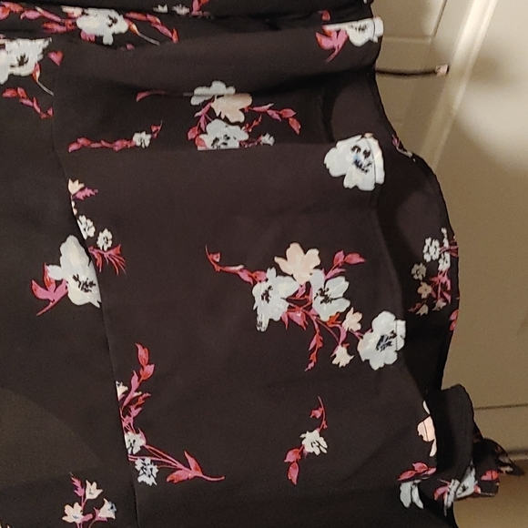 BANANA Republic Black flowery wrap blouse long sleeves light size M - Picture 6 of 9